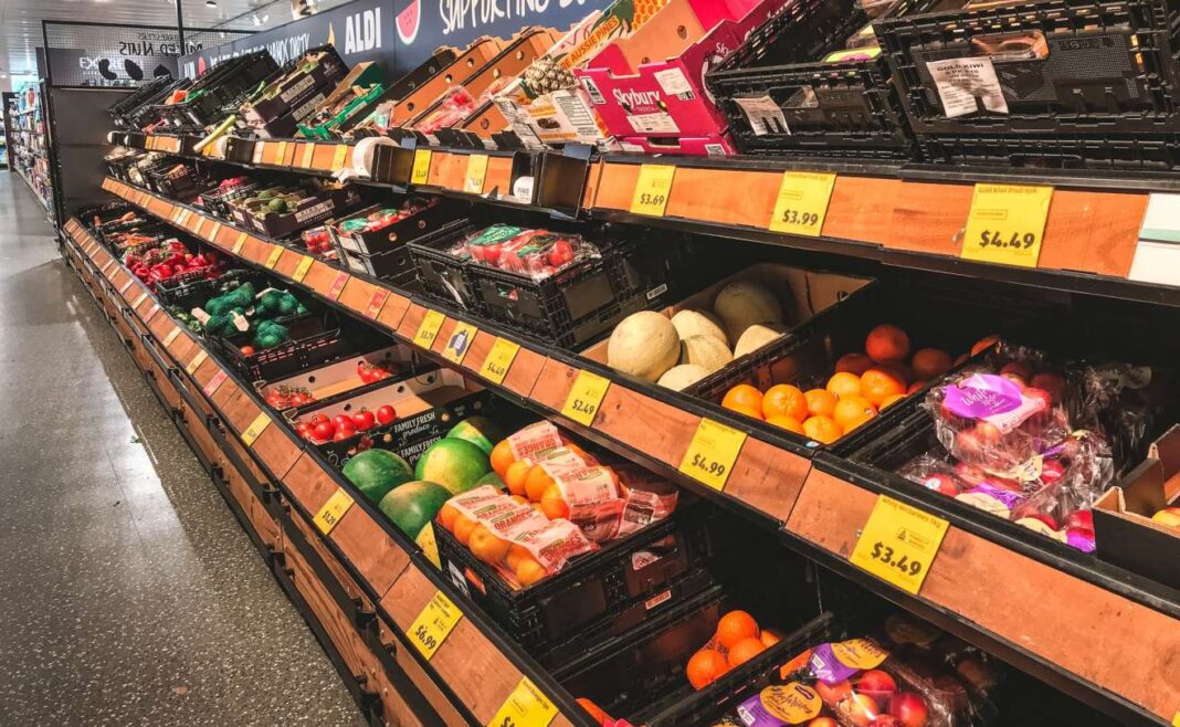 Owoce i warzywa w supermarketach pakowane są w plastik