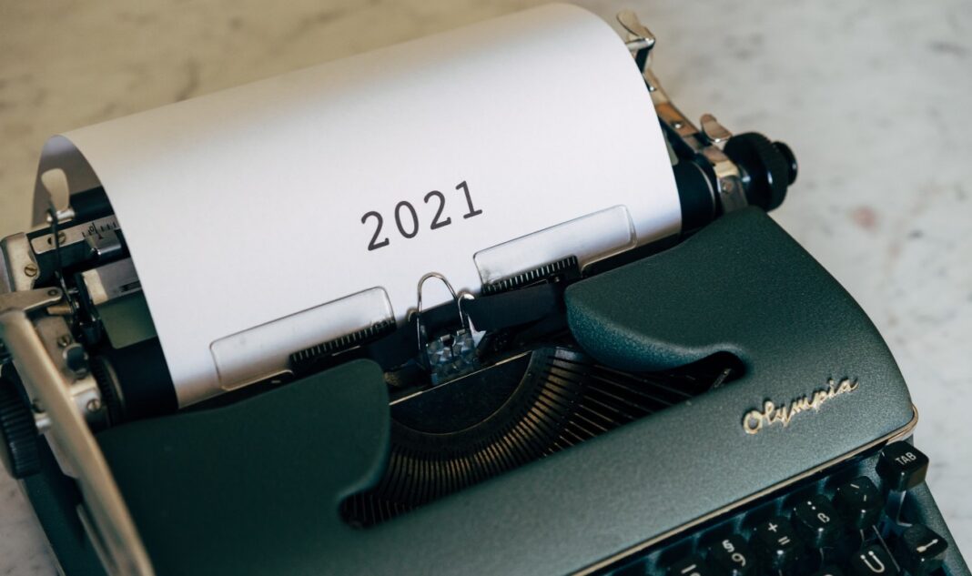 podsumowanie 2021 roku - napis na maszynie do pisania