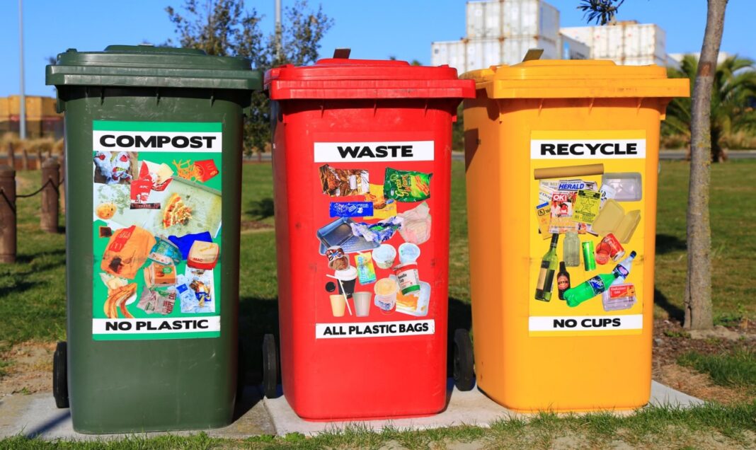 kosze na śmieci - recykling odpadów