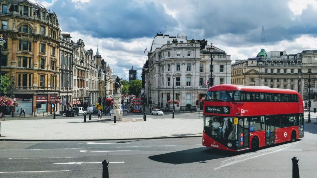 Czerwony autobus jedzie ulicą w Wielkiej Brytanii